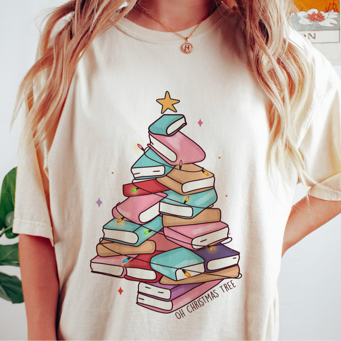 Books Christmas Tree shirt in Comfort Colors